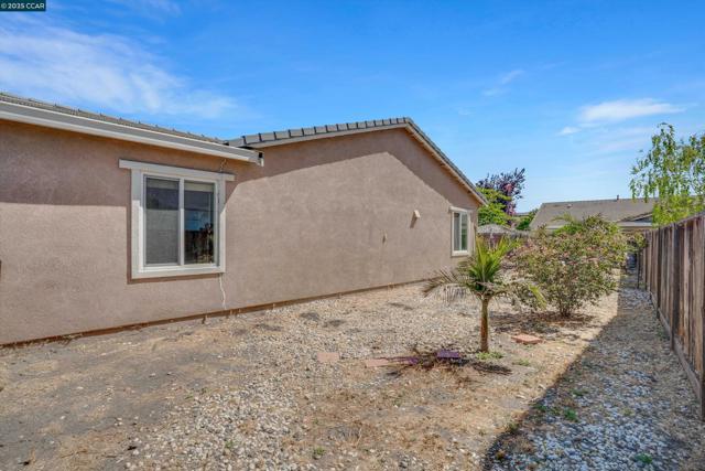 1030 Clear Lake Dr, Oakley CA: https://media.crmls.org/mediaz/47fa0879-999d-457c-9031-7725f3e4610f.jpg