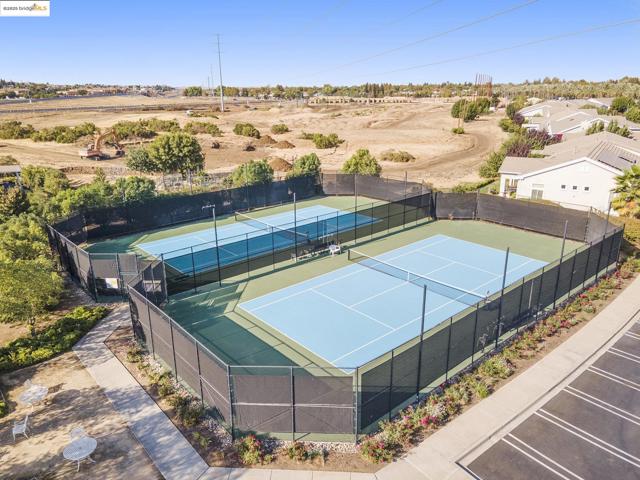 452 Tayberry Ln, Brentwood CA: https://media.crmls.org/mediaz/47fa10d2-a98f-4b79-9d8c-47db4cbe6ae5.jpg
