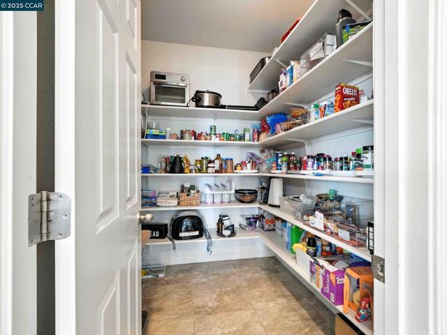 2433 Sanders Ln, Fairfield CA: https://media.crmls.org/mediaz/47fb107f-e0f1-4392-a6ce-9a45da0a47dd.jpg