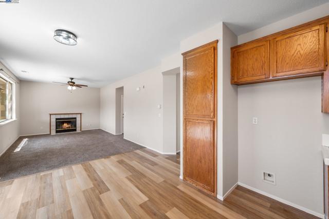 1970 Knollcrest Ln, Tracy CA: https://media.crmls.org/mediaz/47fc6b42-68e3-47d3-acfd-7f4e0c87fc12.jpg