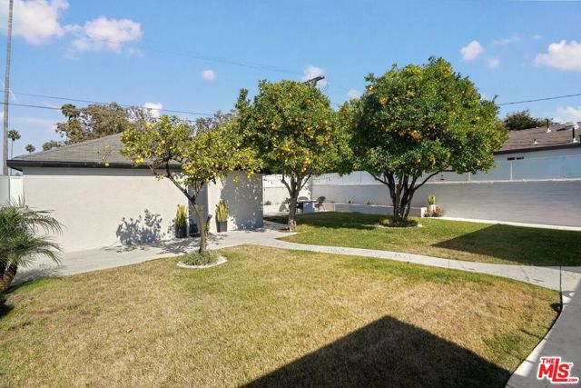 3650 Virginia Road, Los Angeles CA: https://media.crmls.org/mediaz/47fdd465-f267-45f7-a4cb-d7a14518f115.jpg