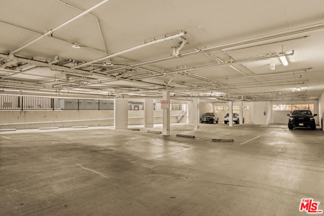7062 Hawthorn Avenue, Los Angeles CA: https://media.crmls.org/mediaz/47fddba2-a0aa-4b4b-a51c-45c43aa69825.jpg