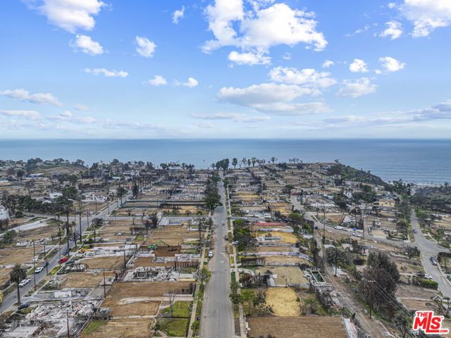 595 Radcliffe Avenue, Pacific Palisades CA: https://media.crmls.org/mediaz/47ff1e59-335f-4743-a28a-b55a8d96febc.jpg
