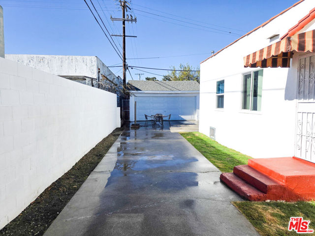 1111 N Spring Avenue, Compton CA: https://media.crmls.org/mediaz/48010ad2-1f9f-4955-9280-50c07b224091.jpg
