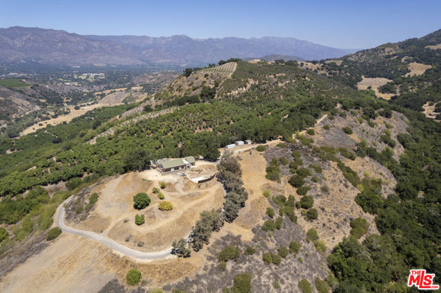 10880 Creek Road, Ojai CA: https://media.crmls.org/mediaz/48013c00-4a9e-478e-b40e-a701fb4210bc.jpg