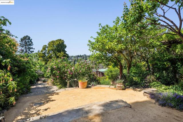1015 Warfield Ave, Oakland CA: https://media.crmls.org/mediaz/4801c06d-e11f-4faf-b016-ab45eb9bd303.jpg