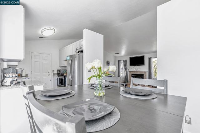 1771 Schooner Way, Pittsburg CA: https://media.crmls.org/mediaz/4802bc11-eeaa-47a9-b9bb-b2251d86e06f.jpg