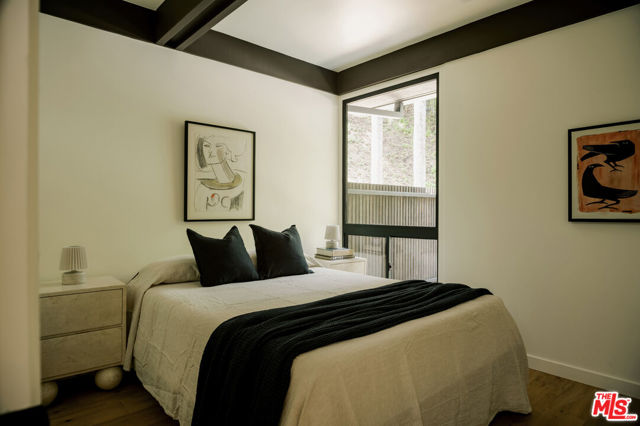 5649 Valley Oak Drive, Los Angeles CA: https://media.crmls.org/mediaz/480307fe-52ed-4559-9c25-4abe28c9aee4.jpg