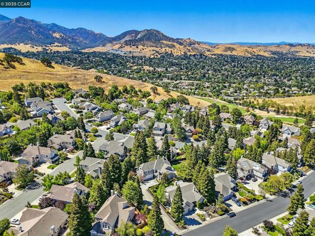 3052 Miwok Way, Clayton CA: https://media.crmls.org/mediaz/48039d3c-5102-466e-9555-3ee3e4a9cf4b.jpg