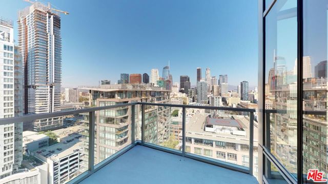 1155 S Grand Avenue, Los Angeles CA: https://media.crmls.org/mediaz/4803bfc5-21b8-44d9-a6b3-2a446cd9c202.jpg