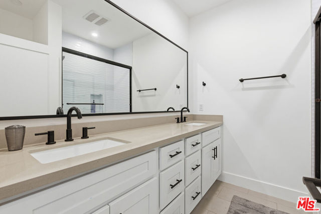 13822 Oxnard Street, Van Nuys CA: https://media.crmls.org/mediaz/4803cab7-786b-4213-97a0-80f3fffdfcd1.jpg