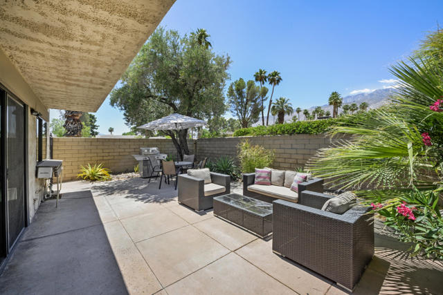 2006 E Sandalwood Drive, Palm Springs CA: https://media.crmls.org/mediaz/4803d594-b33f-49da-926f-e54bc68bcb88.jpg