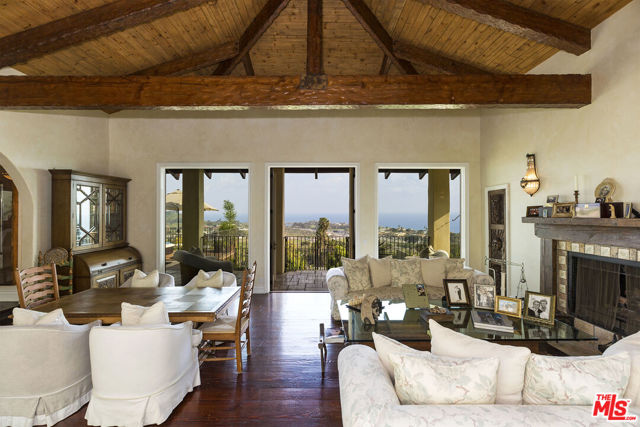 3504 Coast View Drive, Malibu CA: https://media.crmls.org/mediaz/4803dc15-f1e0-45f2-9eff-b66f82ac0624.jpg