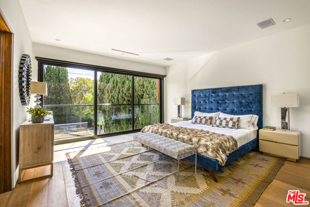 2656 32nd Street, Santa Monica CA: https://media.crmls.org/mediaz/48042532-337e-4ee3-81b6-680ddf828e25.jpg