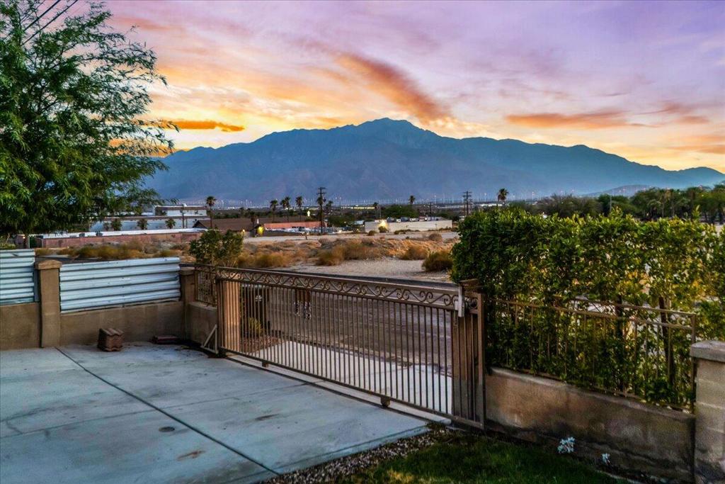 https://media.crmls.org/mediaz/480481f2-f3ab-40f6-a51b-05da25465a07.jpg?preset=X-Large