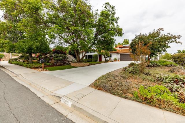 Detail Gallery Image 17 of 75 For 1402 Rimrock Dr, Escondido,  CA 92027 - 4 Beds | 3/1 Baths