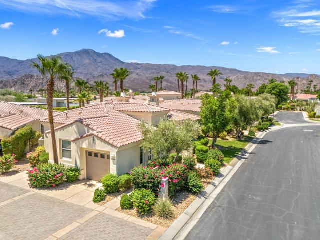 80813 Calle Azul, La Quinta CA: https://media.crmls.org/mediaz/4805de58-ee83-4462-b984-92f5c87b2716.jpg