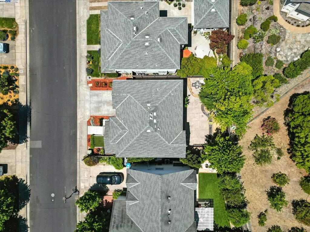 https://media.crmls.org/mediaz/48065cd5-9422-47cc-a145-701f4fa9c382.jpg?preset=X-Large