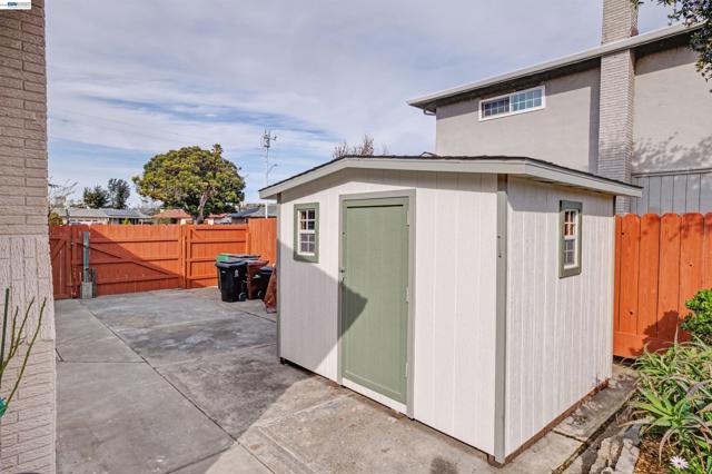 6364 Honeysuckle Dr, Newark CA: https://media.crmls.org/mediaz/480774a1-d238-46f7-b0d3-a24092e57a09.jpg