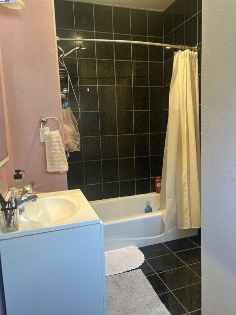 1530 40th Ave, Oakland CA: https://media.crmls.org/mediaz/4807b5b5-205b-4679-84b0-8c3c84f12e58.jpg