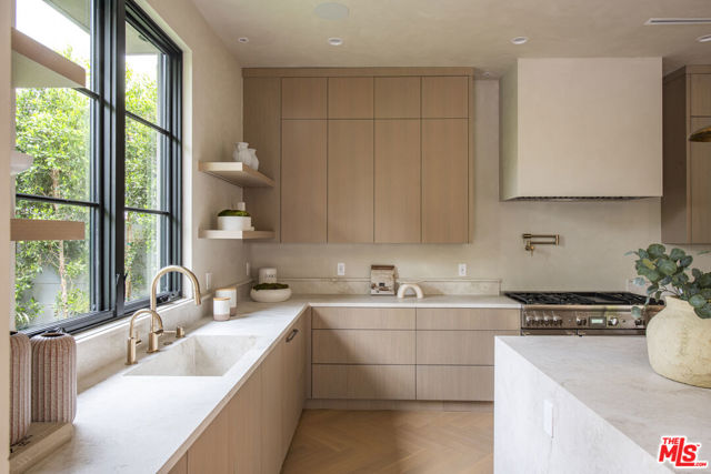 4112 Shadyglade Avenue, Studio City CA: https://media.crmls.org/mediaz/4807be35-7cdd-4a72-acdc-8483031064a5.jpg