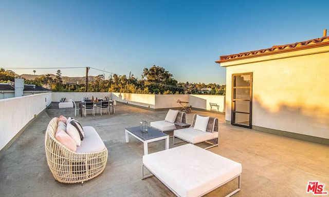 12509 W Sunset Boulevard, Los Angeles CA: https://media.crmls.org/mediaz/48087f34-16f0-4822-9110-ea46d0d51b5e.jpg
