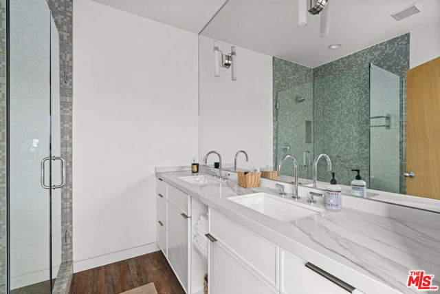 25 Brooks Avenue, Venice CA: https://media.crmls.org/mediaz/480a5145-9e65-425e-b7ee-88ff2f6eea09.jpg