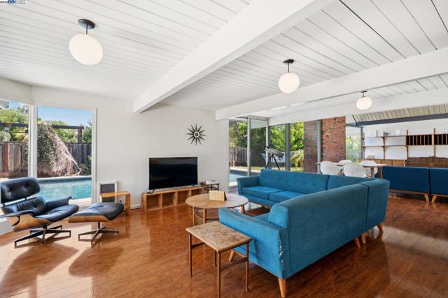 3767 Gainsborough Dr, Concord CA: https://media.crmls.org/mediaz/480b689a-26ec-46e1-979e-a31f44e4dc79.jpg