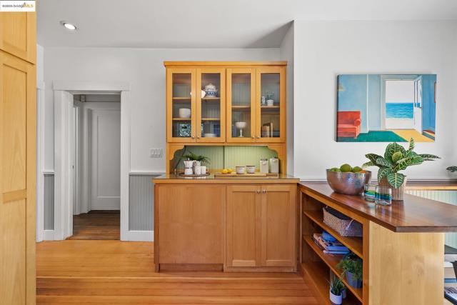 393 43Rd St, Oakland CA: https://media.crmls.org/mediaz/480c9da3-bee6-4527-8172-6ccf8fed9d3c.jpg
