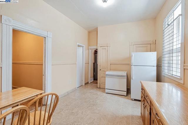 2530 Market St, Oakland CA: https://media.crmls.org/mediaz/480d54da-b9b1-449e-b881-c35992b6622c.jpg