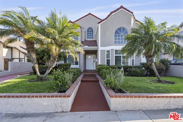 2210 Graham Avenue, Redondo Beach CA: https://media.crmls.org/mediaz/480d9c8e-e402-4f12-8e42-3616f971613d.jpg