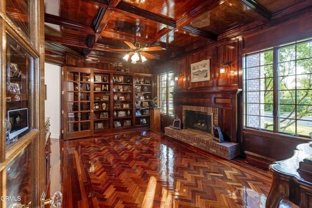 2300 Weybridge Drive, Bakersfield CA: https://media.crmls.org/mediaz/480e251b-2a11-4e68-91d6-f6b35554dd9d.jpg