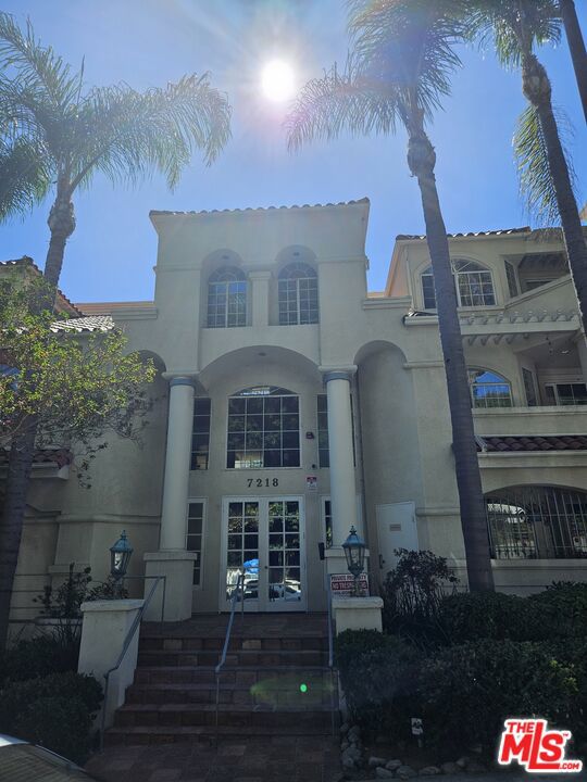 7218 Hillside Avenue, Los Angeles CA: https://media.crmls.org/mediaz/480f5126-c6cc-4ad2-b12c-33885c9a143d.jpg