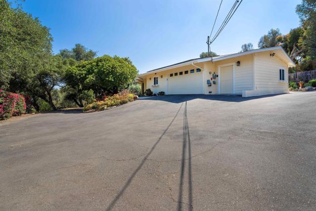 1131 Vale Terrace Dr, Vista CA: https://media.crmls.org/mediaz/480f5b10-1f80-4ef2-ad7b-c93397748cae.jpg