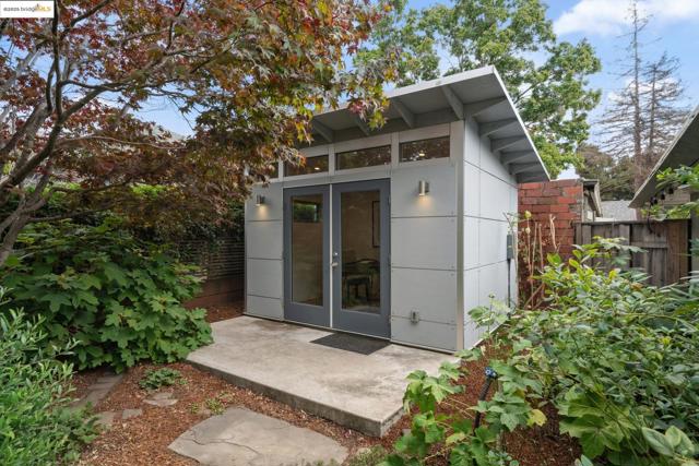 408 Euclid Ave, Oakland CA: https://media.crmls.org/mediaz/480fa237-352b-40d2-9767-c225c4e695b6.jpg