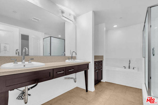4050 GLENCOE Avenue, Marina del Rey CA: https://media.crmls.org/mediaz/481127d6-2dc5-448b-a9ac-443ded3bb870.jpg