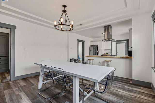 2708 60th Avenue, Oakland CA: https://media.crmls.org/mediaz/48116ee8-047d-4b61-859f-ec68e52debd9.jpg