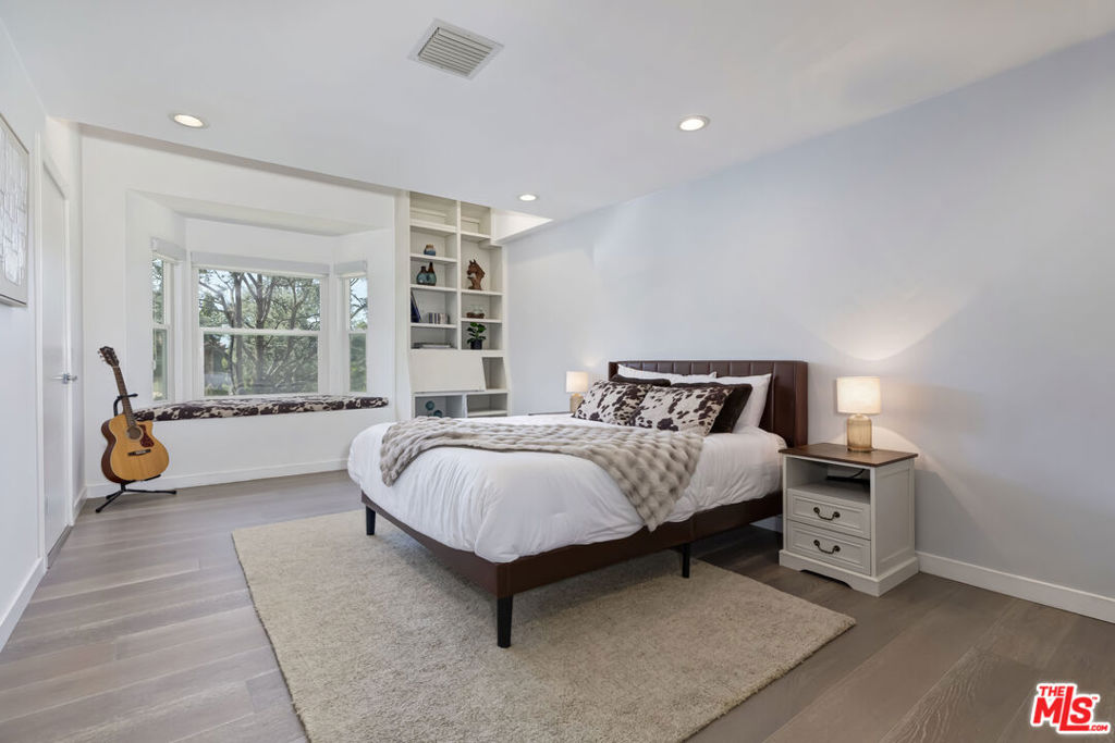 https://media.crmls.org/mediaz/48123488-5ad1-4589-80ea-a77e2e79e0ac.jpg?preset=X-Large