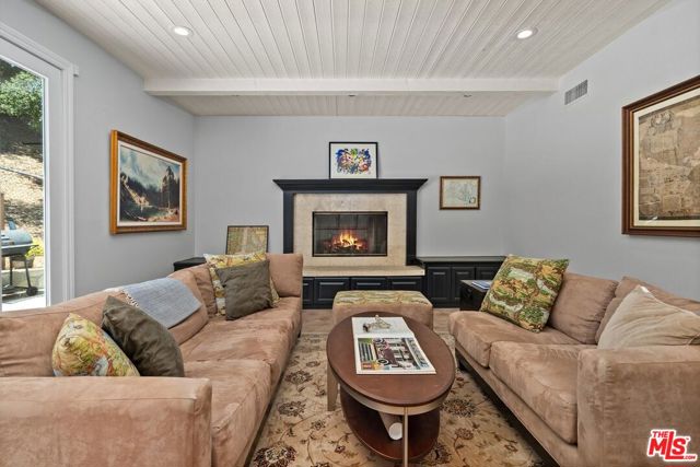24753 Mulholland Highway, Calabasas CA: https://media.crmls.org/mediaz/481385f8-6790-414e-b7cb-1d0e815f2a85.jpg