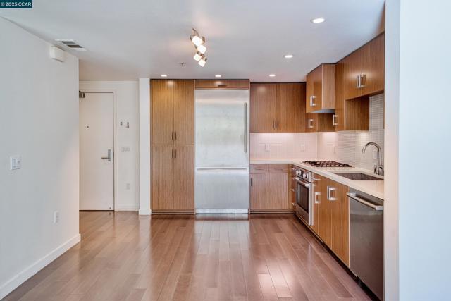 2655 Bush, San Francisco CA: https://media.crmls.org/mediaz/48151537-144e-44ab-b0a5-2ce00fe659df.jpg