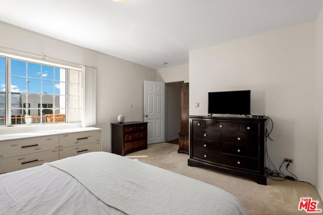 1186 Mcclellan Drive, Los Angeles CA: https://media.crmls.org/mediaz/48153247-2e26-4261-b517-e8bc61333cc0.jpg