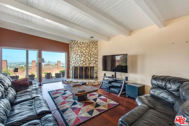 4272 Don Carlos Drive, Los Angeles CA: https://media.crmls.org/mediaz/48156703-e569-4f04-a63a-04fc758597c7.jpg