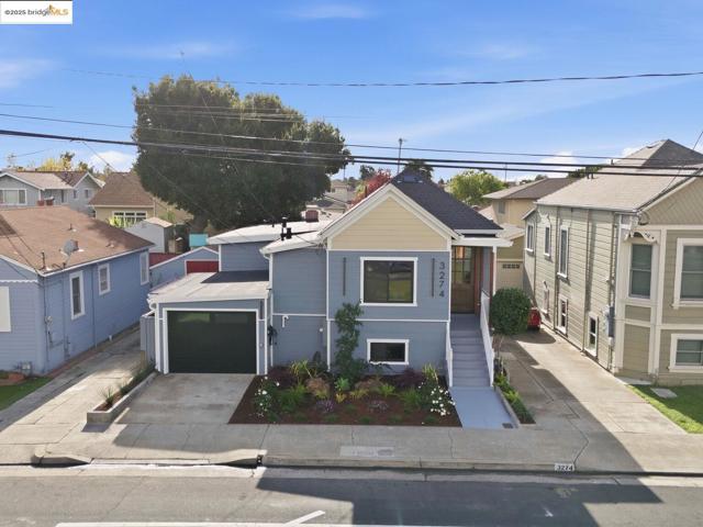 3274 Encinal Ave, Alameda CA: https://media.crmls.org/mediaz/481671ed-7c86-4c6a-bc42-eb9c4820290a.jpg