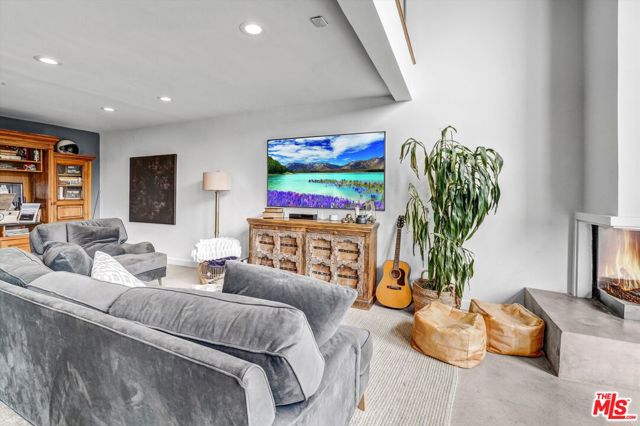 4105 Pacific Avenue, Marina del Rey CA: https://media.crmls.org/mediaz/48168581-459a-471f-8c66-baf24dfb74f2.jpg