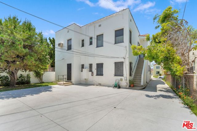 1118 HI POINT Street, Los Angeles CA: https://media.crmls.org/mediaz/4816b068-fa51-4d04-b929-22d77c655713.jpg