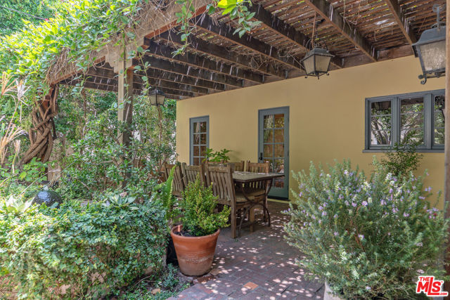809 S Muirfield Road, Los Angeles CA: https://media.crmls.org/mediaz/4816daa8-48c7-449a-90e7-f503b786de23.jpg