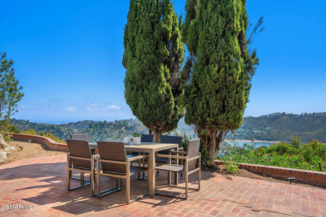 2457 Angelo Drive, Los Angeles CA: https://media.crmls.org/mediaz/4819ea8c-e788-415b-a6e4-af27aeab0542.jpg