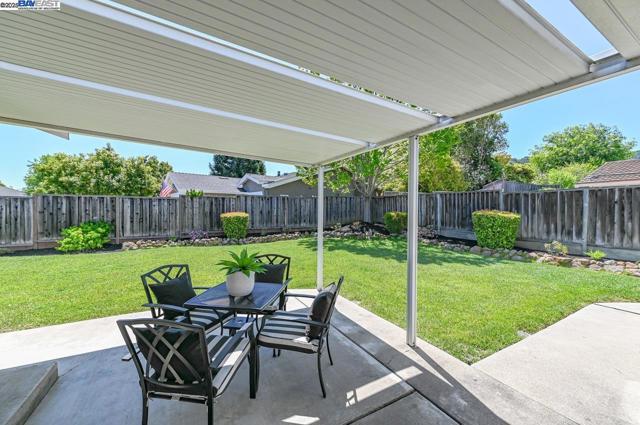 7864 Fairoaks Dr, Pleasanton CA: https://media.crmls.org/mediaz/481b2879-81f0-4baf-b730-45623176f932.jpg