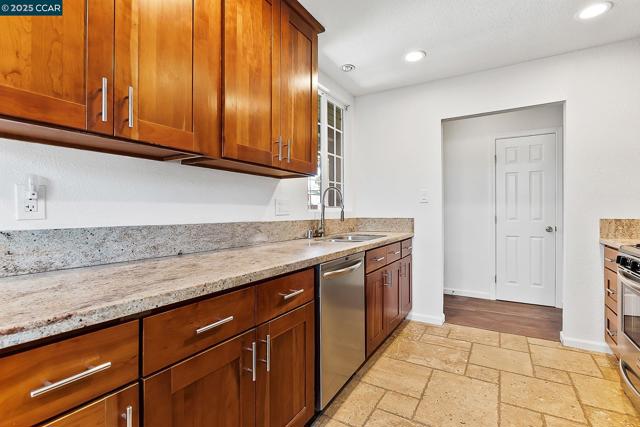 2425 Jerilynn Dr, Concord CA: https://media.crmls.org/mediaz/481b5adb-8ecc-4a13-b01d-17eb223f8313.jpg