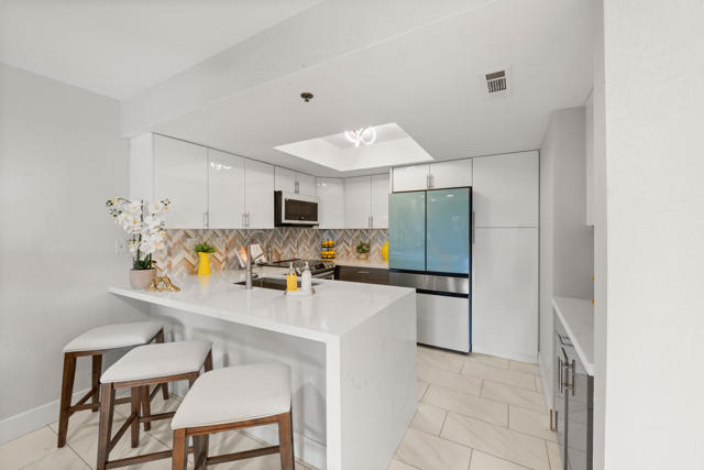 500 E Amado Road, Palm Springs CA: https://media.crmls.org/mediaz/481bff09-ece8-4dcc-8f62-3759674163ce.jpg